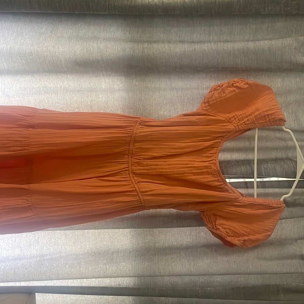 LINENE PASTEL ORANGE DRESS WITH OPEN BACK AND TIE DESIGN.